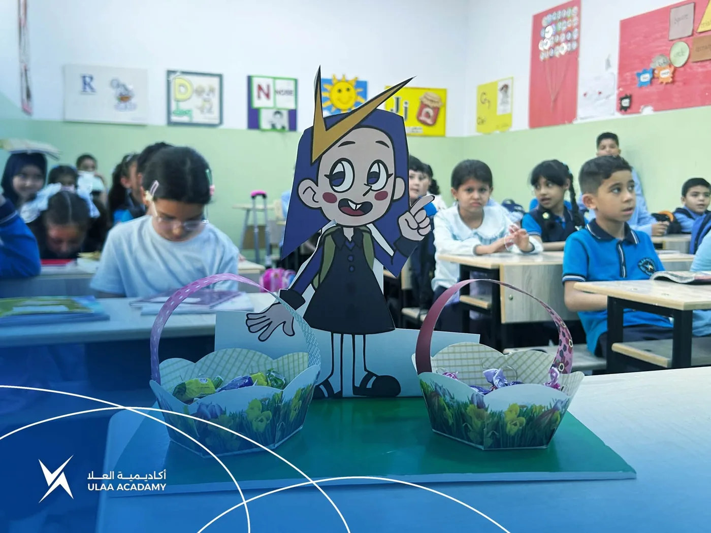طلاب أكاديمية العلا داخل الفصل