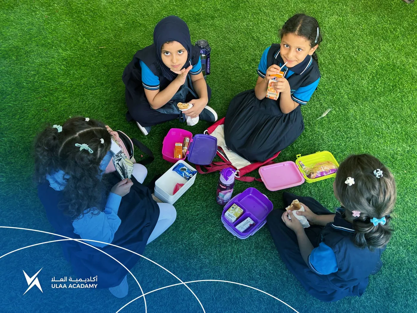 طالبات خلال الاستراحة